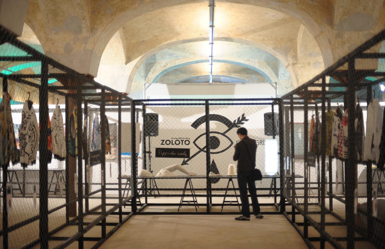 Неизвестные с топорами разгромили галерею на «Винзаводе»