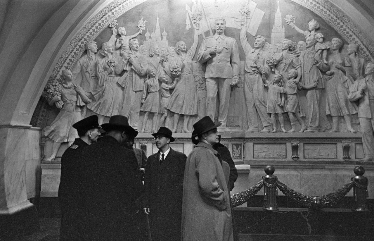 Гости столицы на станции "Таганская" Московского метро у демонтированного впоследствии панно "Благодарность народа вождю-полководцу". 1951 год