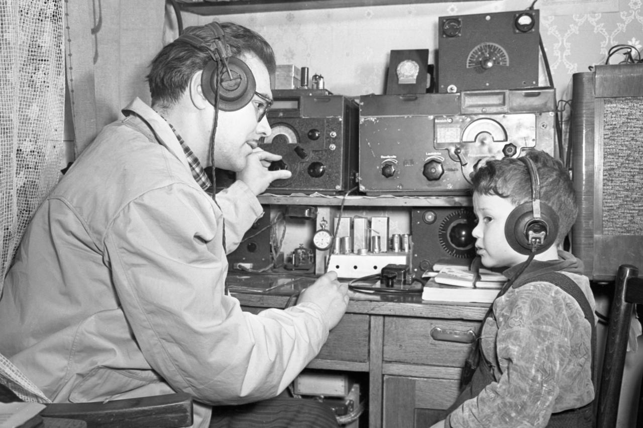 Радиолюбитель Василий Мищенко с сыном принимает сигнал.