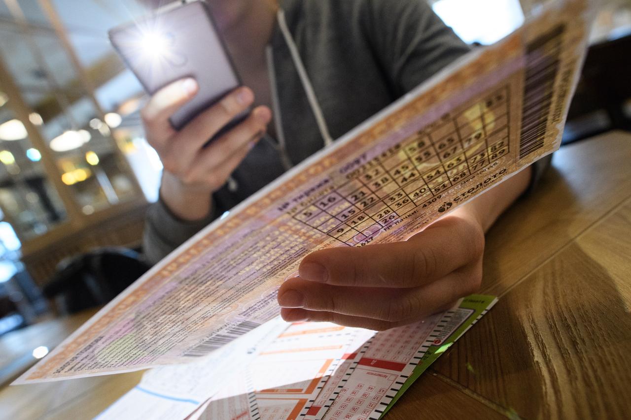 Москвичка пошла купить мед и выиграла сто миллионов рублей