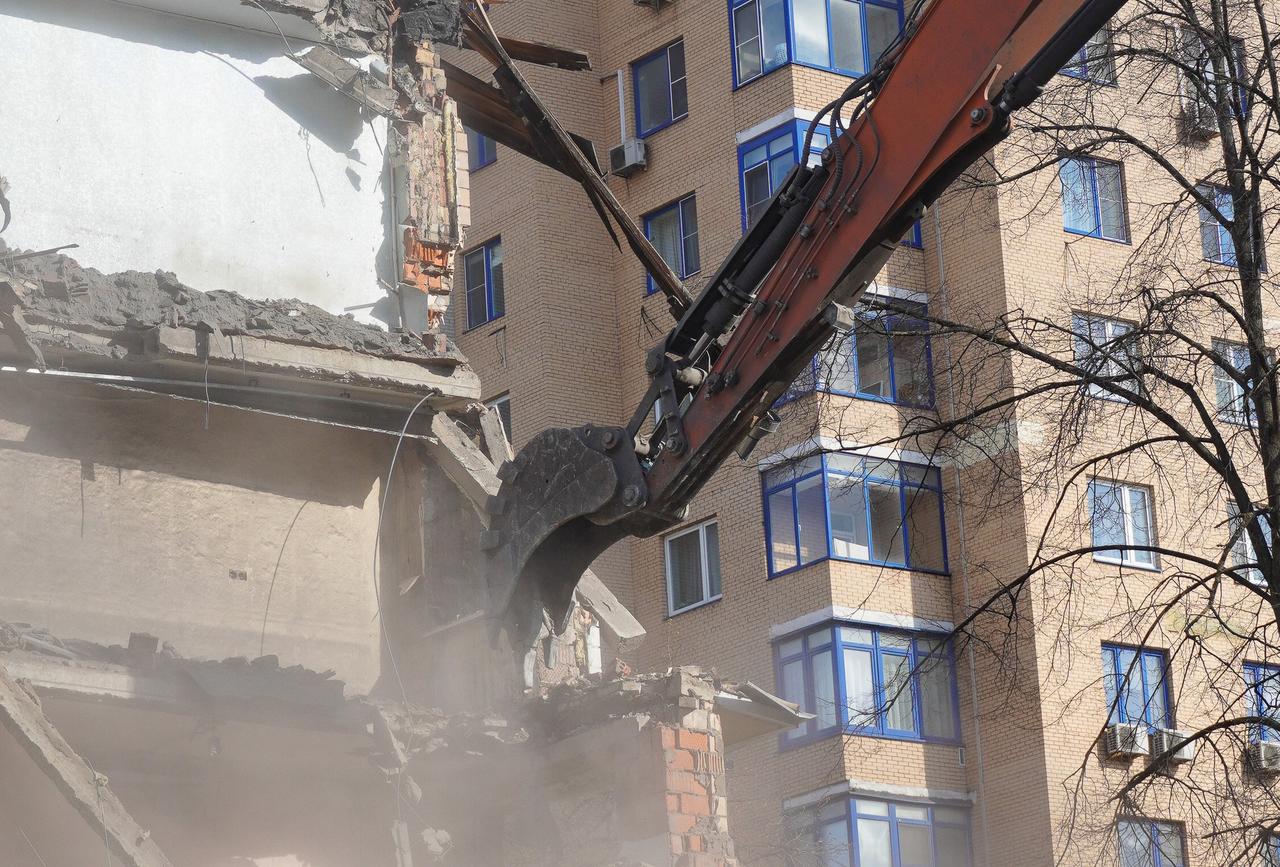 В центре Москвы начали сносить самый дорогой недострой