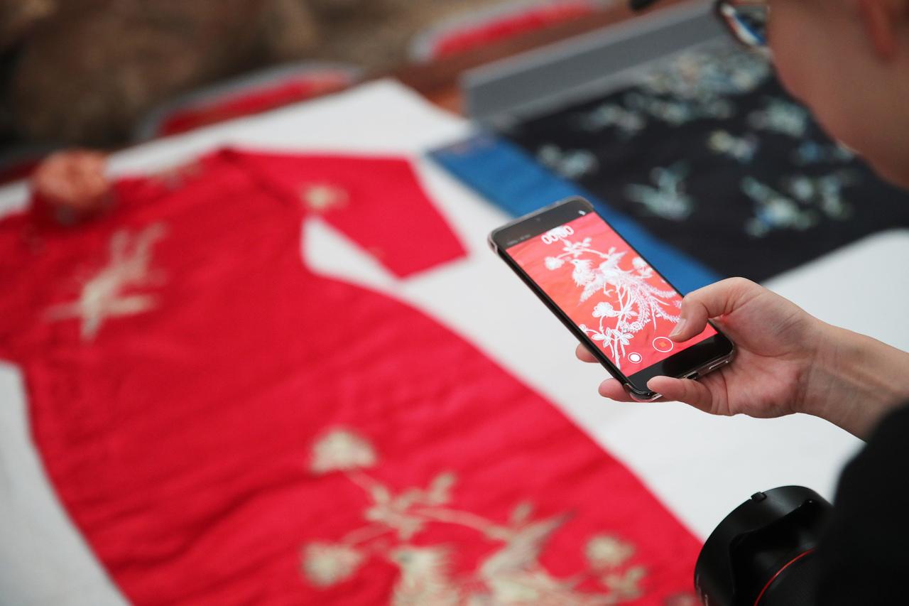 Одежда с национальным характером. Где найти платье и брюки в этно-стиле и насколько это дорого