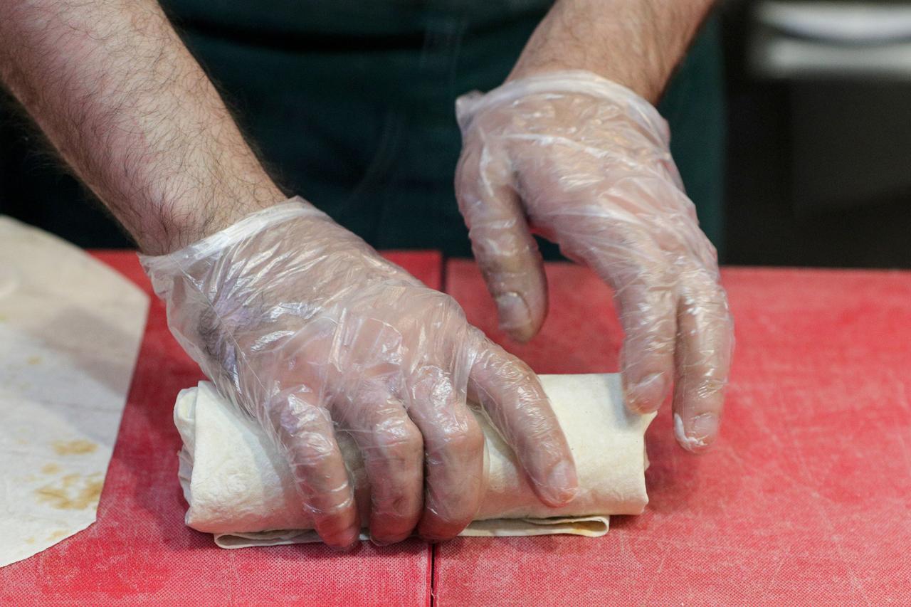 Голодный москвич порвал себе рот шаурмой