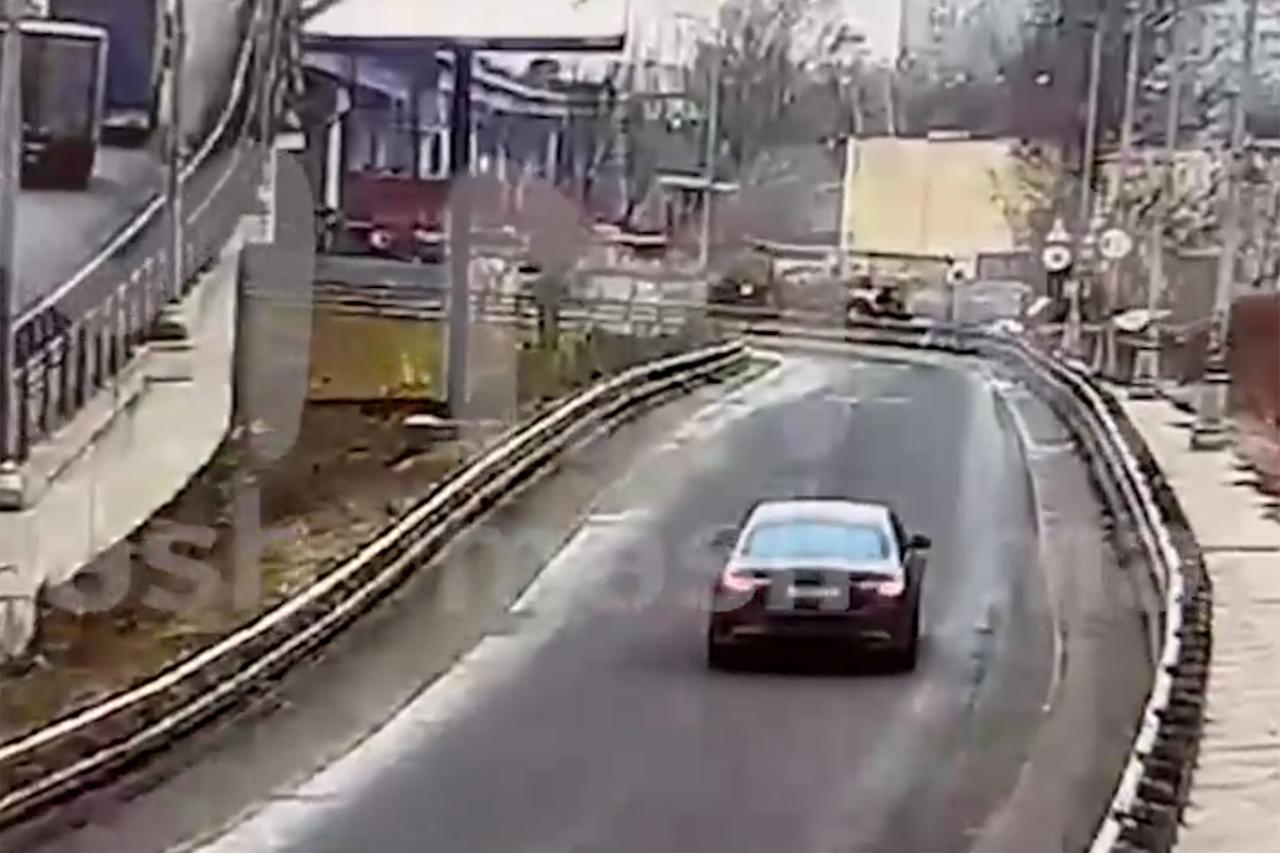 У москвички угнали и разбили Maybach за 21 миллион рублей