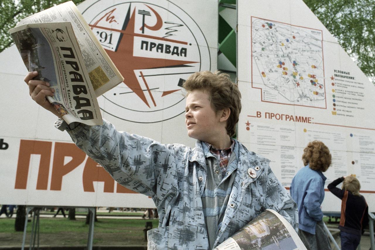 Курьер раздает москвичам газету «Правда» во время II фестиваля газеты «Правда» на ВДНХ.