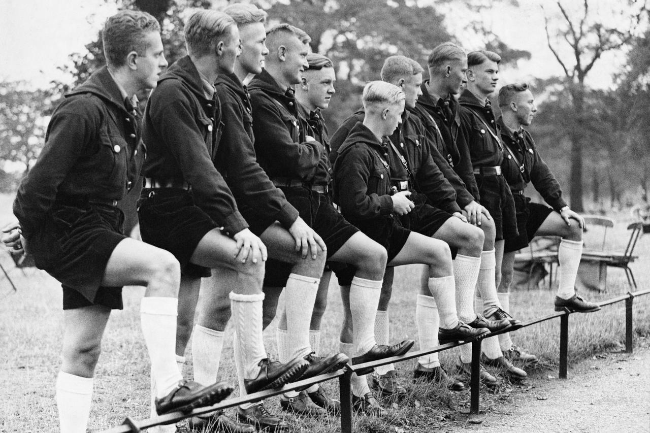 Немецкие подростки из гитлерюгенда наблюдают в Гайд-парке за тем, как проходит обычный воскресный день. Во время дружественного визита в Лондон. 1937 год