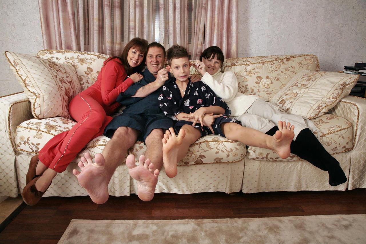 Слева направо: певица Наталья Сенчукова, певец Виктор Рыбин с сыном Васей и дочкой Машей у себя в загородном доме в городе Долгопрудный Московской области.