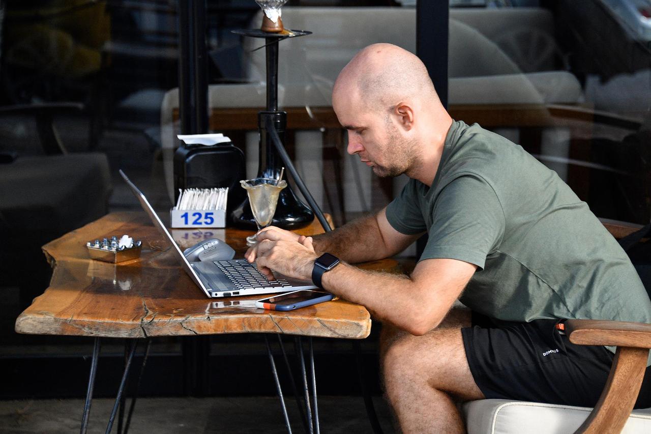 Россияне рассказали о проводимом в интернете времени