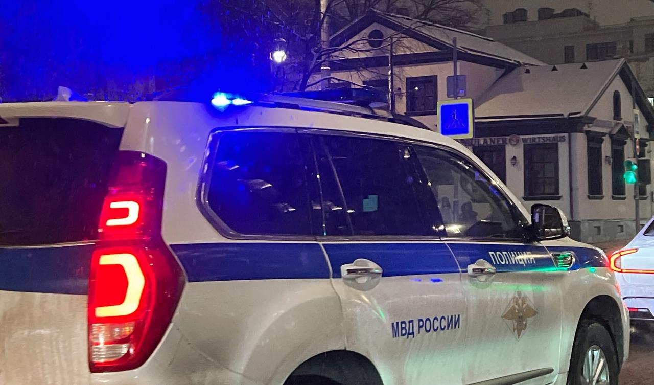 В Москве пенсионер выбросил 100 тысяч долларов с балкона по указке мошенника