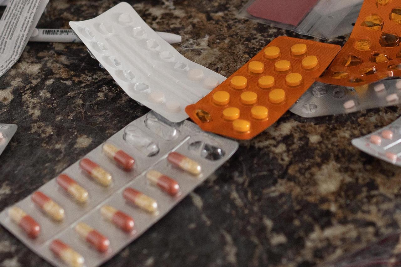 Хирург раскрыл опасность запивания таблеток чаем и кофе