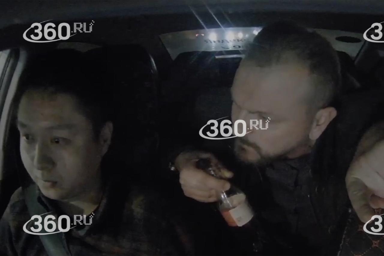 Пьяный пассажир напал на таксиста в Москве