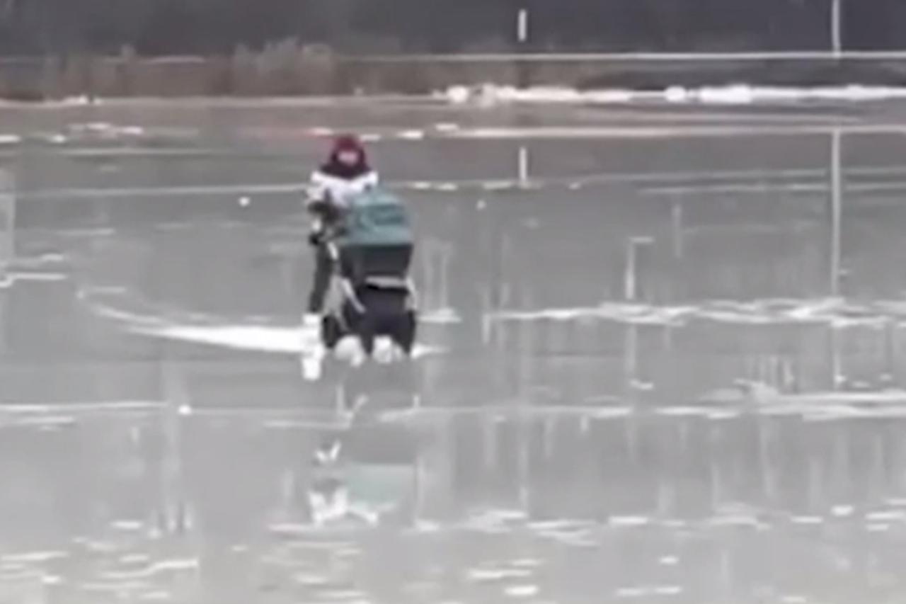 Россиянка с детской коляской покаталась по тонкому льду и попала на видео