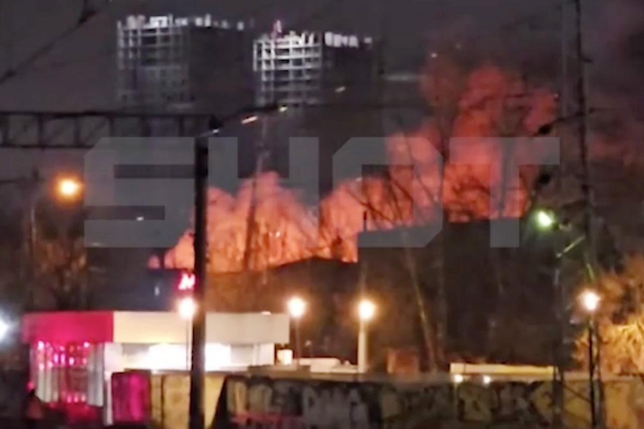 Мощный пожар вспыхнул в нелегальном хостеле в Москве