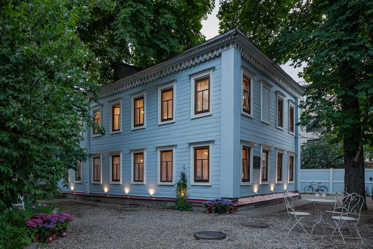 «Два условия: сильно не плясать и антиквариат не трогать!» Как владельцы дома в центре Москвы зарабатывают на ностальгии по имперскому прошлому