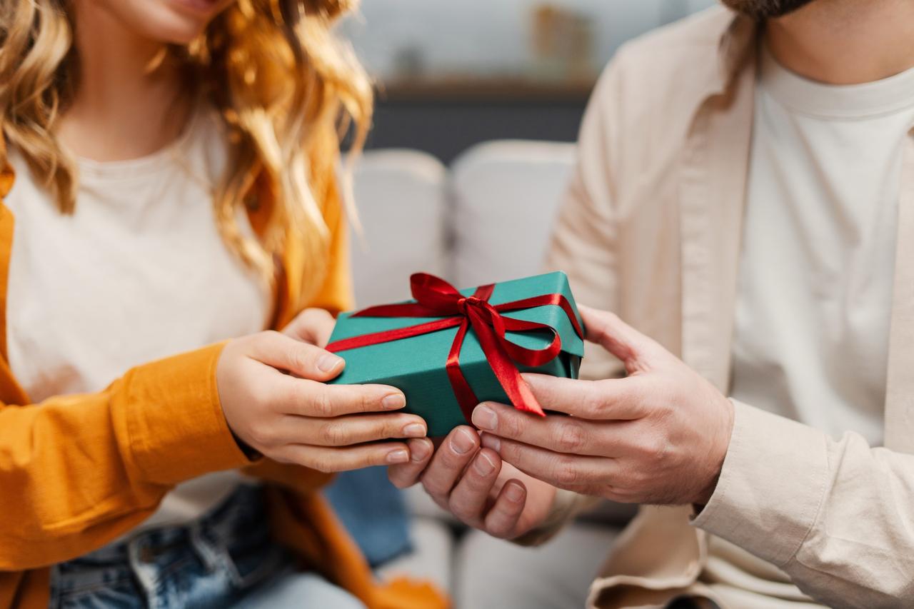 Названы популярные у россиян подарки на День всех влюбленных