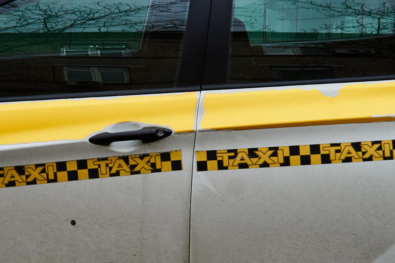 В Москве таксист спас пытавшуюся передать мошенникам деньги пенсионерку