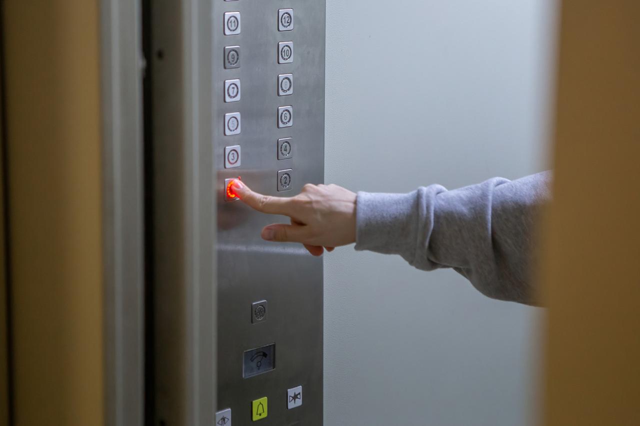 Десятилетней москвичке размозжило лифтом руку. До сих пор никто не понес ответственность за случившееся