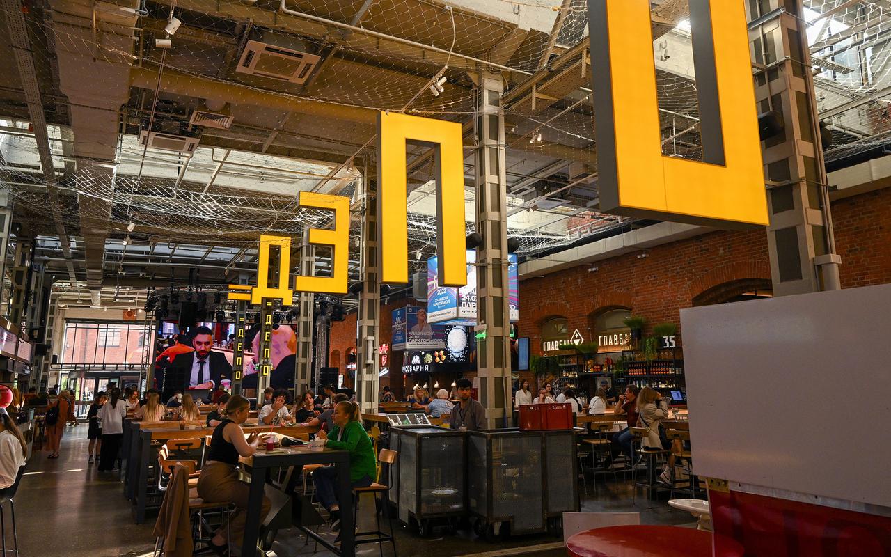 Москвичей пригласили отпраздновать 8 Марта с гаданиями и звездами