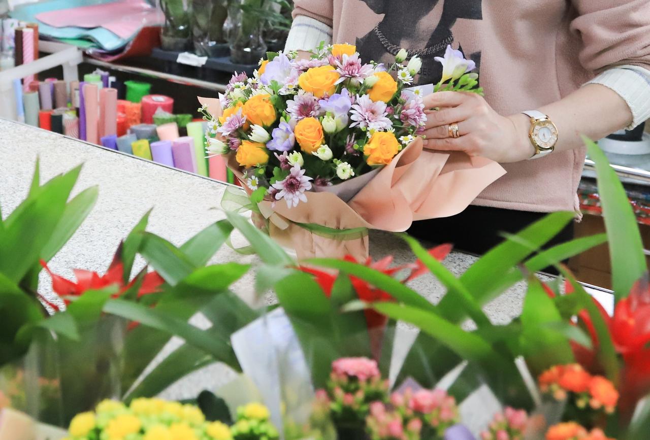 Определена сумма трат москвичей на подарки к 8 Марта