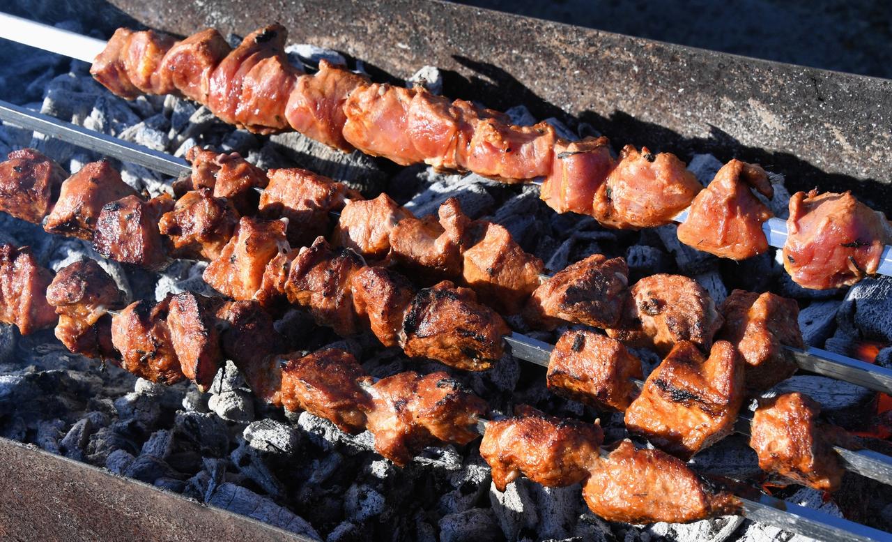 Букеты из шашлыка начали делать флористы. На 8 Марта теперь может быть приятно всем