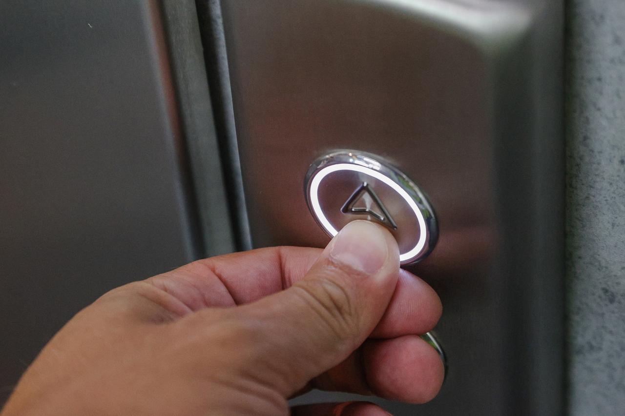 Москвич зашел в лифт и увидел красную змею