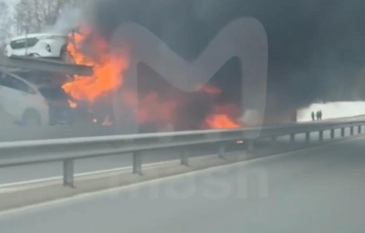 В Подмосковье загорелась фура с шестью новыми авто стоимостью 18 миллионов рублей