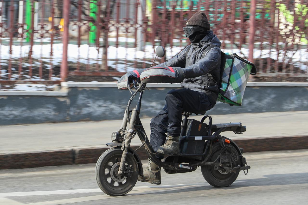 «Сколько еще нужно жертв?» Москвичи массово жалуются на курьеров на электромопедах