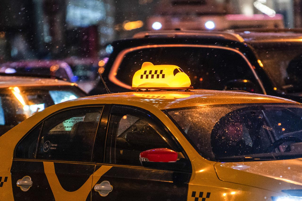 Названы среднемесячные траты москвичей на такси