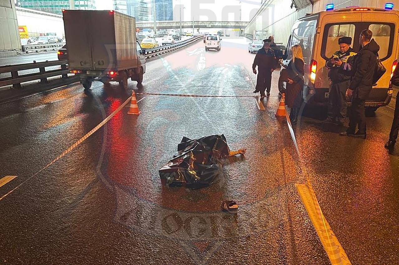 На севере Москвы мужчина упал со свода тоннеля и погиб под колесами авто