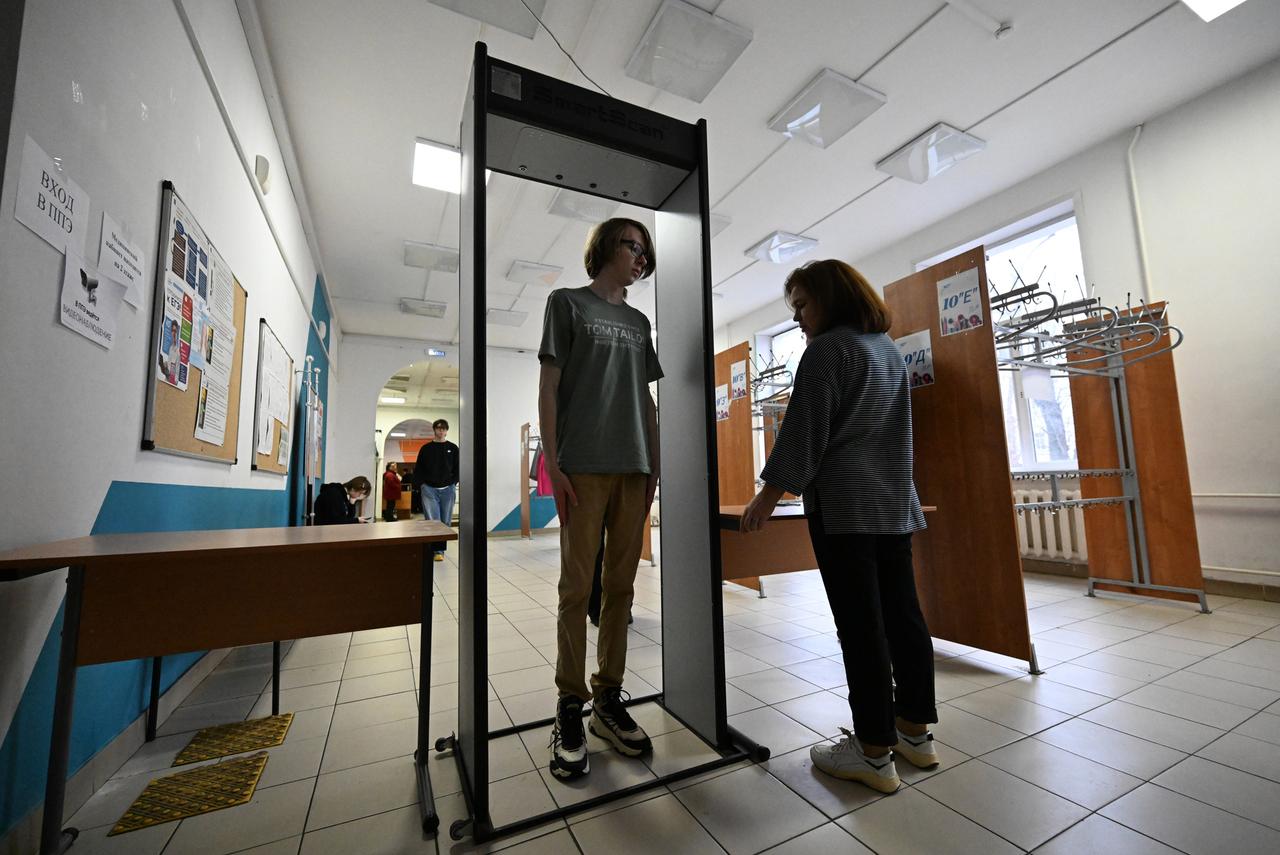 Мать школьницы из Подмосковья вышла на бой против рамок металлоискателя. Учителям пожелали сил и терпения