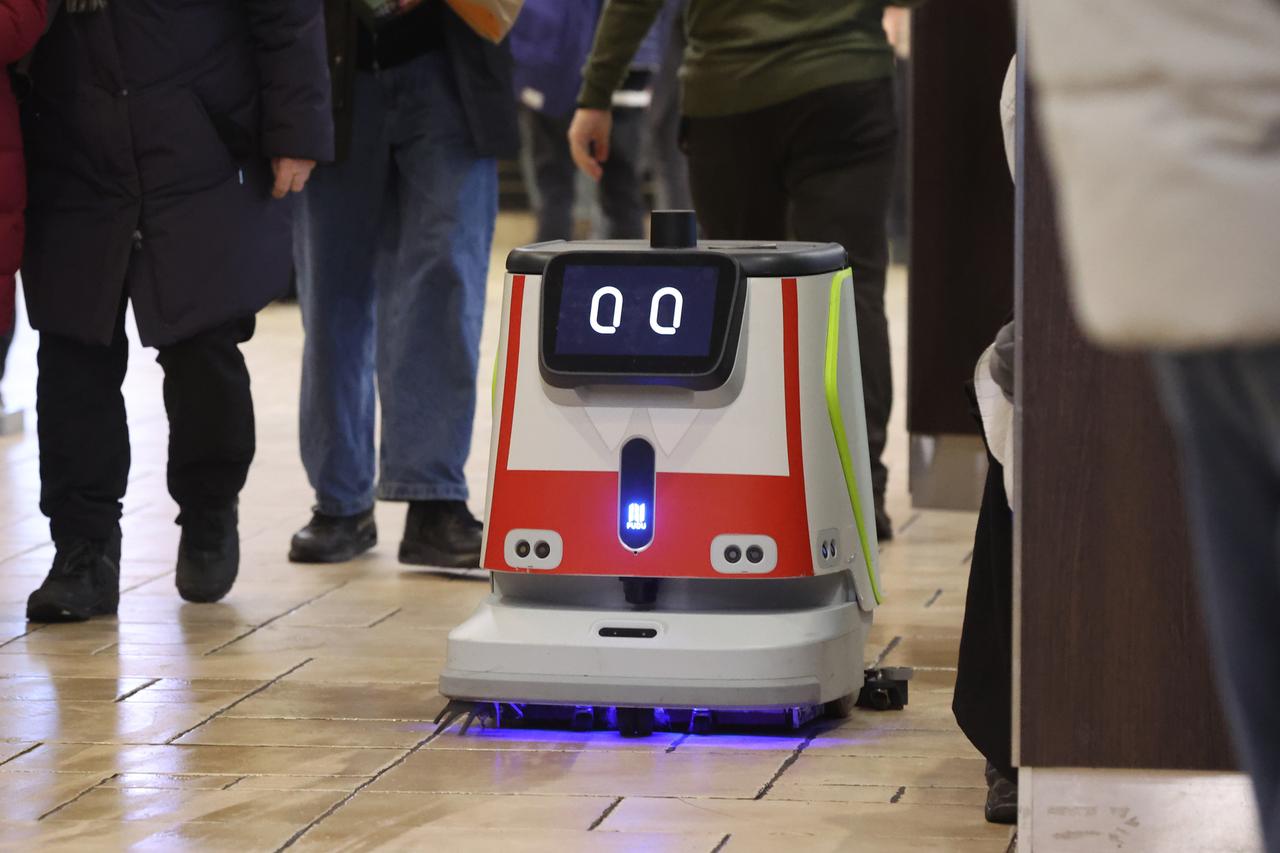 Москвичей попросили уступать дорогу роботам