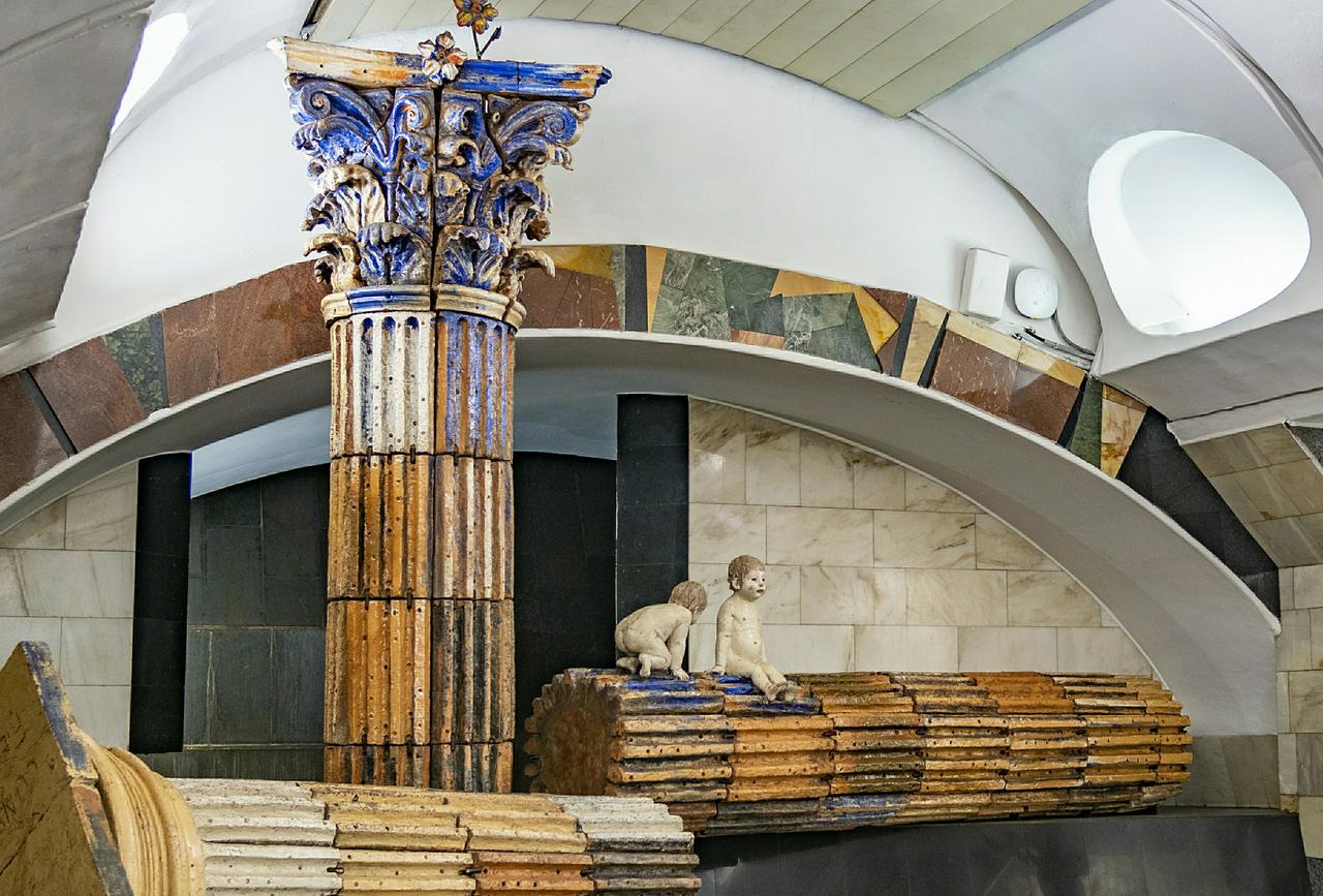 Фигурки мальчиков в метро внезапно рассорили москвичей