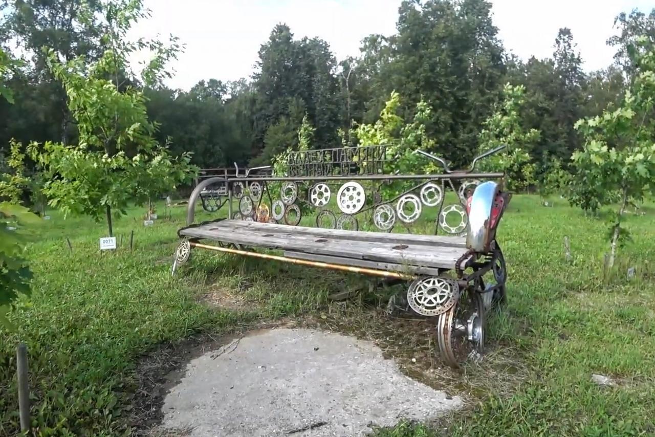Аллею памяти погибшим мотоциклистам обнаружили. Здесь для них — вечный сезон