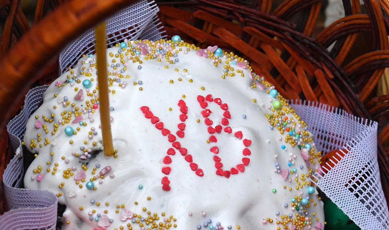 В Москве начали продавать шапочки от пасхального кулича. Об этом мечтали многие, но церковь против