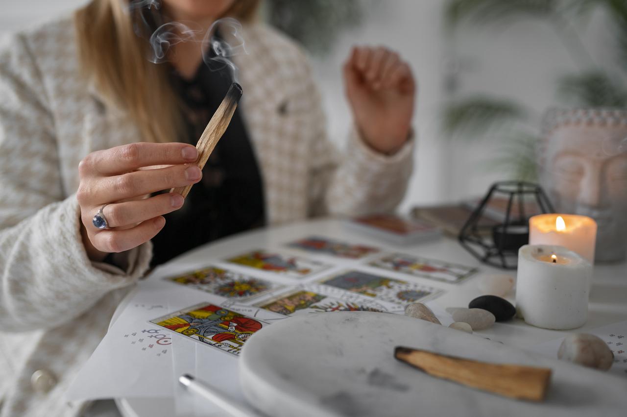 Родологам хотят перекрыть кислород. В Госдуме предложили запретить рекламу скандальных эзотериков