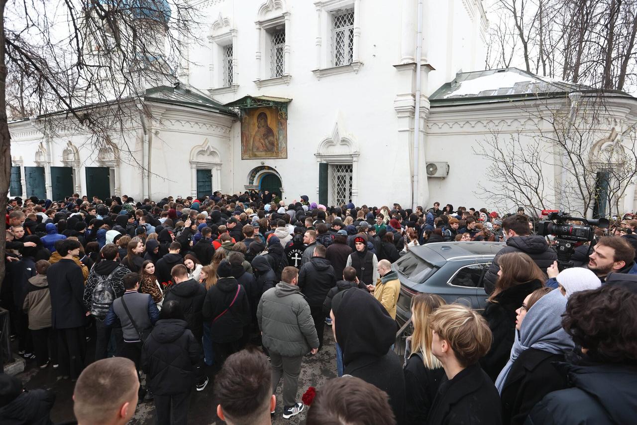 Больше тысячи человек проскандировали «Паша Техник» у храма в Лефортово