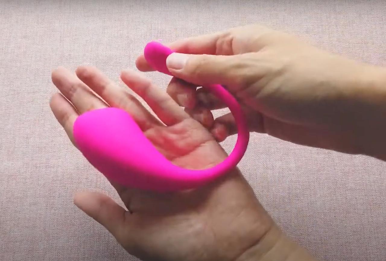 «Получила ожоги на лобке». Секс-игрушка взорвалась в трусах у онлайн-модели