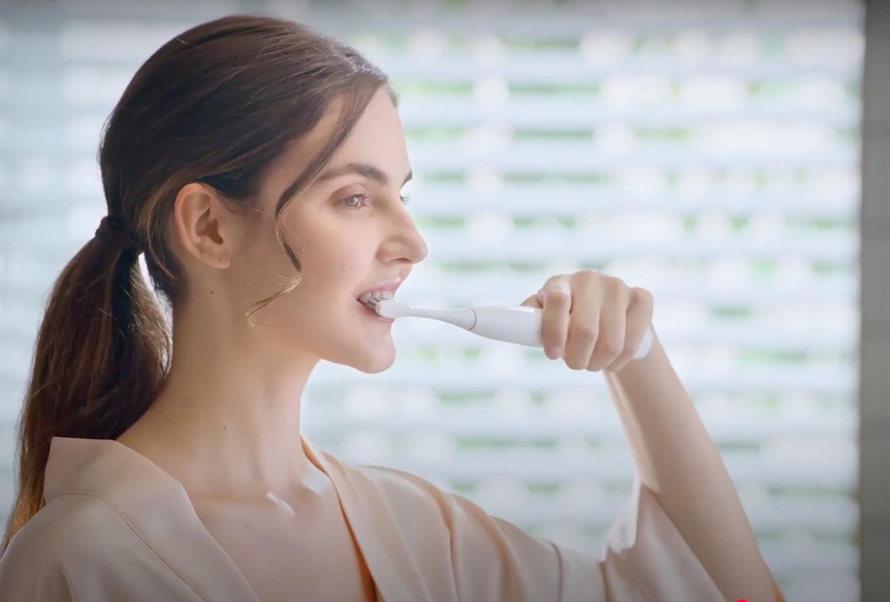 Россиян призвали опасаться зубных щеток. Мошенники успели добраться и до них