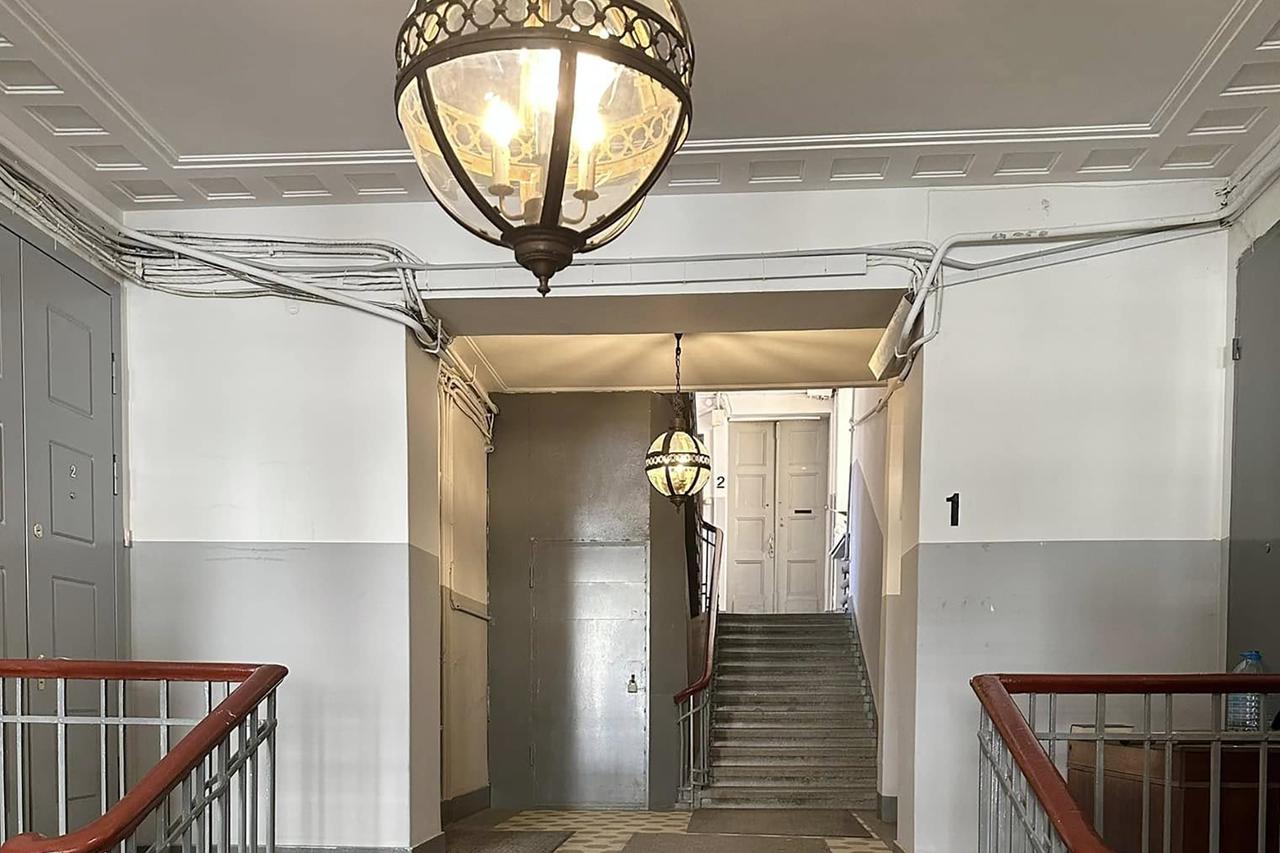 «Тут мы с подружкой учились курить». Москвичка вспомнила свои «подъездные» приключения во времена СССР