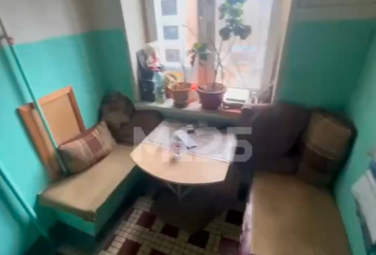 Москвичи устроили в подъезде зону отдыха со всеми удобствами. В соцсетях им пригрозили пожарными