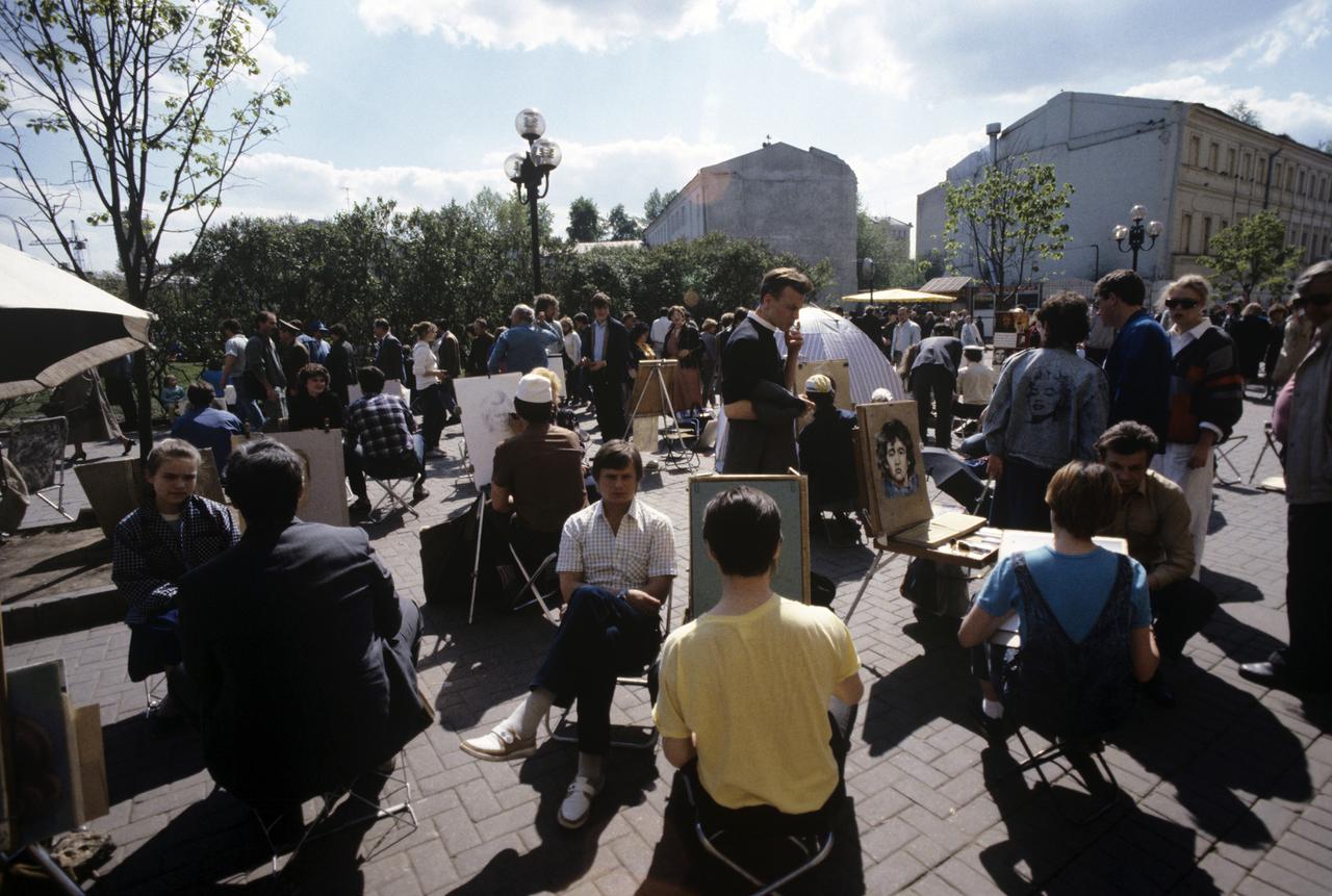 «Рэкетирам многие отстегивали!» Московский художник вспомнил, как имел дело с рэкетом в 90-е годы