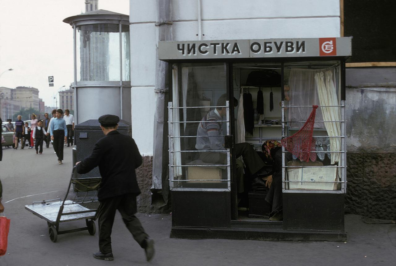 «Стоишь на одной ноге, а вторую туфлю тебе приводят в порядок». В соцсетях вспомнили московских чистильщиков обуви — айсоров