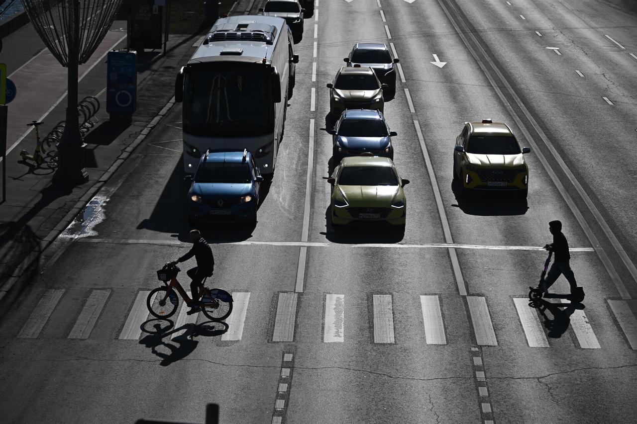 Москвичку оштрафовали на 100 тысяч рублей за поездку на электросамокате