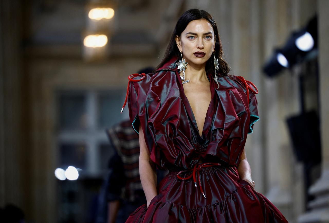 Раскрыты подробности о сестре Ирины Шейк. Она продолжает жить в России и заниматься собаками