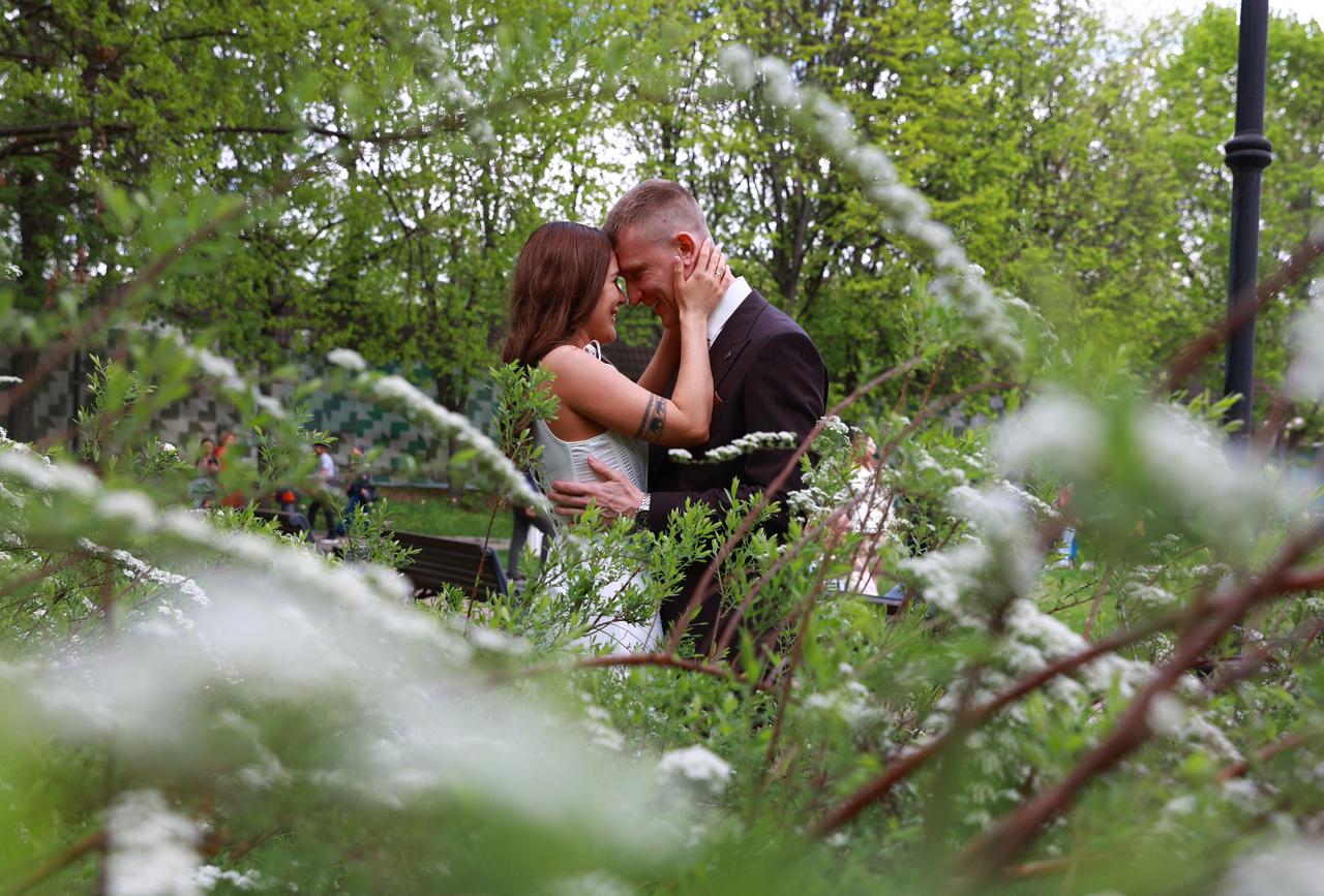 В Москве начался свадебный сезон. На Красную горку в столице поженятся более 2000 пар