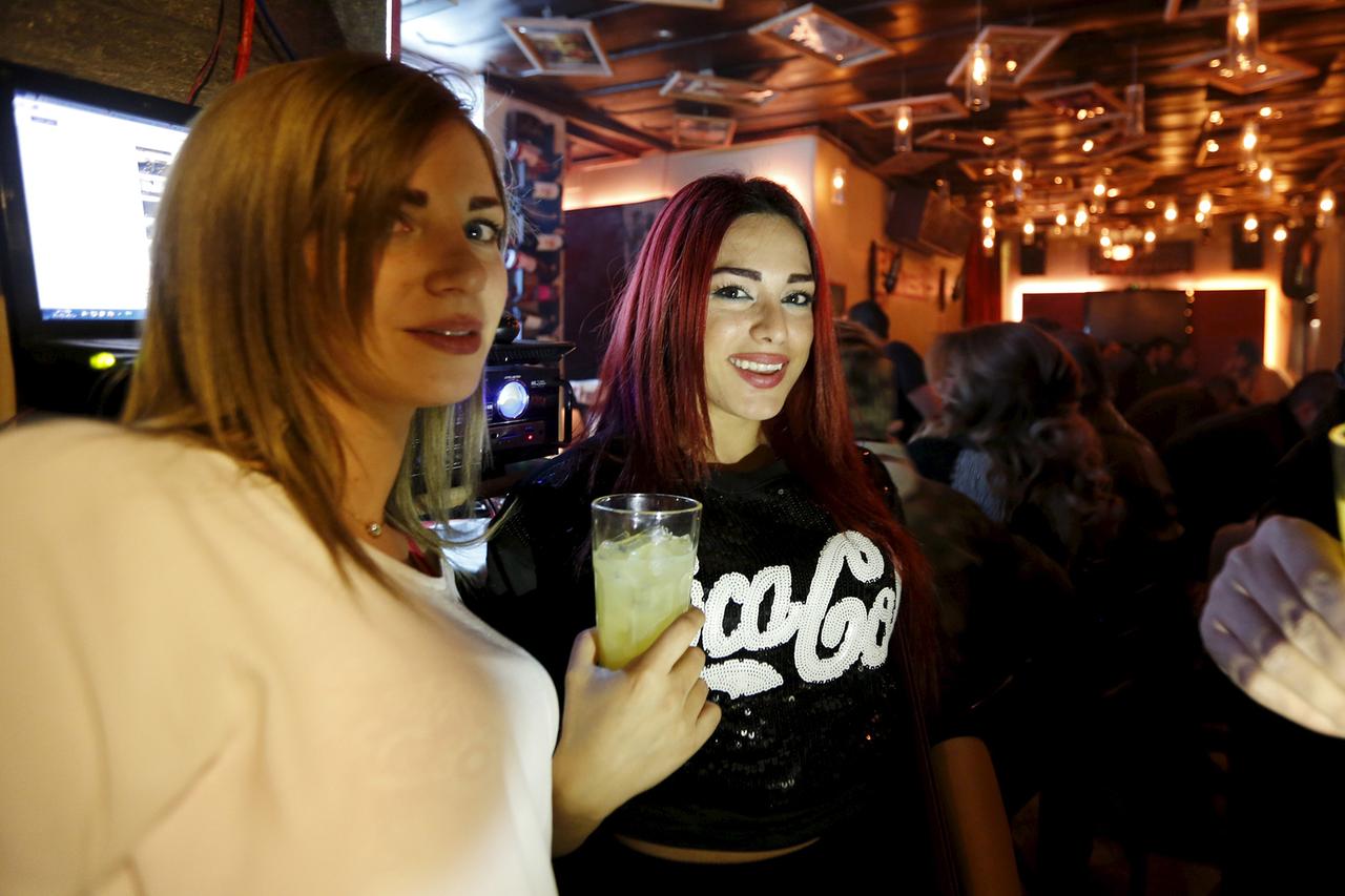 Московские мужчины массово жалуются на бар, в котором девушки их разводят на большие деньги