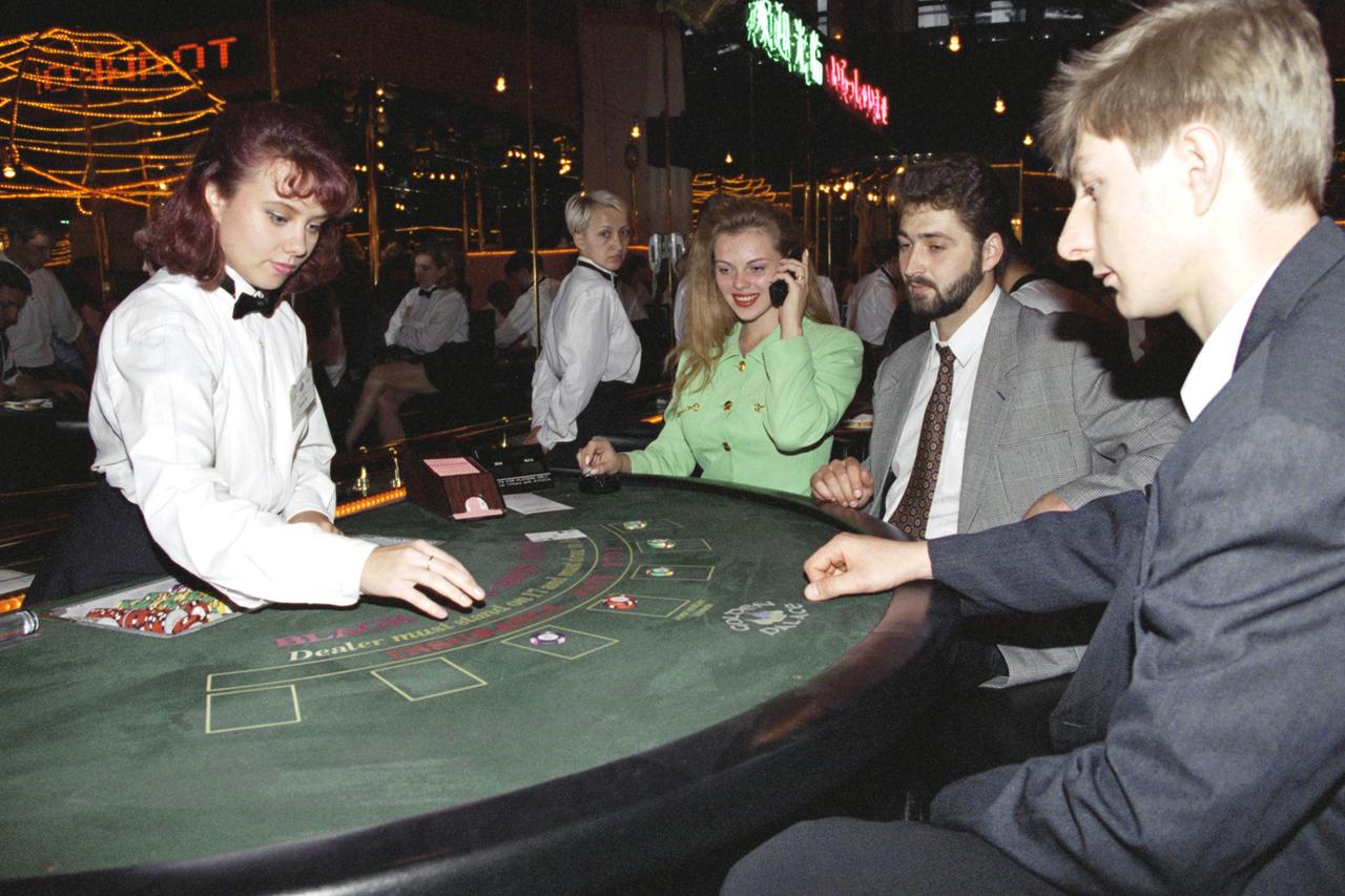 «Сколько было свободы, но сколько смертей!» В соцсетях вспомнили московское казино Golden palace