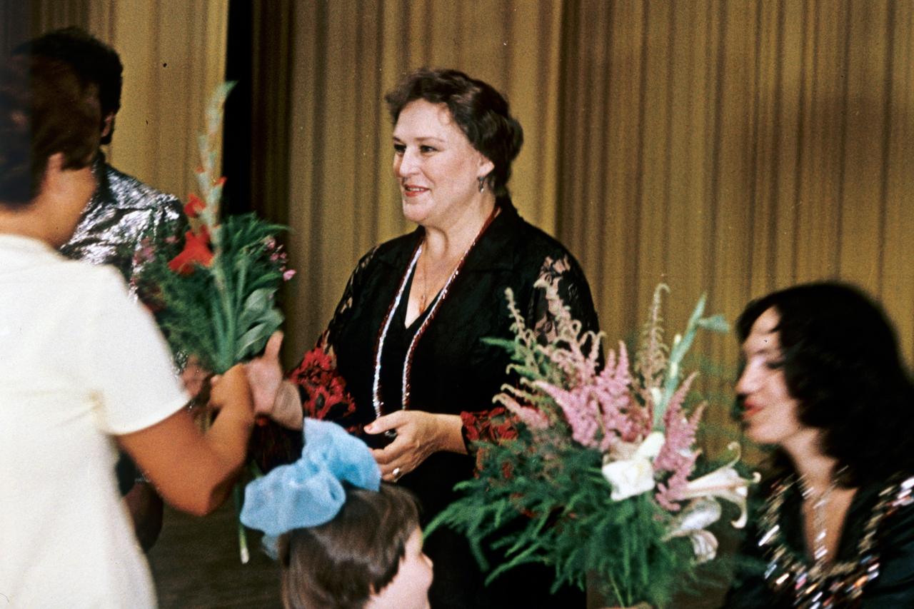 Народная артистка СССР, лауреат Государственной премии РСФСР имени братьев Васильевых, лауреат Государственной премии СССР Нонна Викторовна Мордюкова на творческой встрече в Ступино.