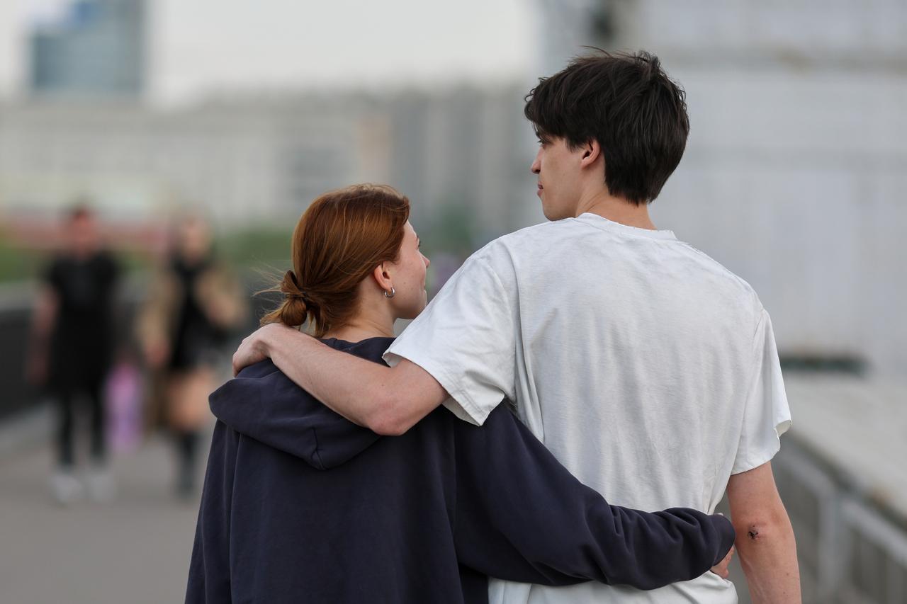 Мужской эскорт по-столичному. За нескромную сумму москвич готов сходить с девушкой в ресторан и выслушать ее