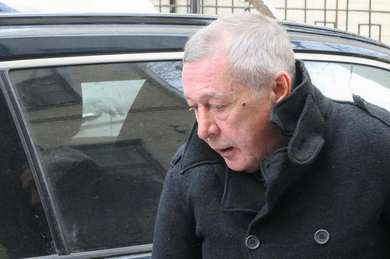 Михаил Ефремов пересел на общественный транспорт